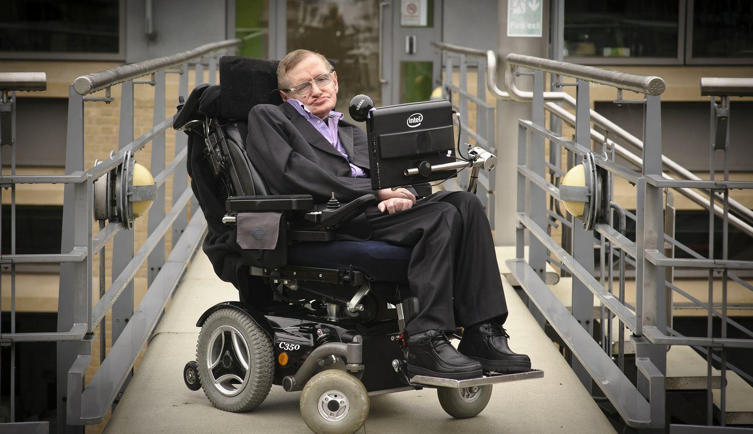 ученый в инвалидном кресле физик