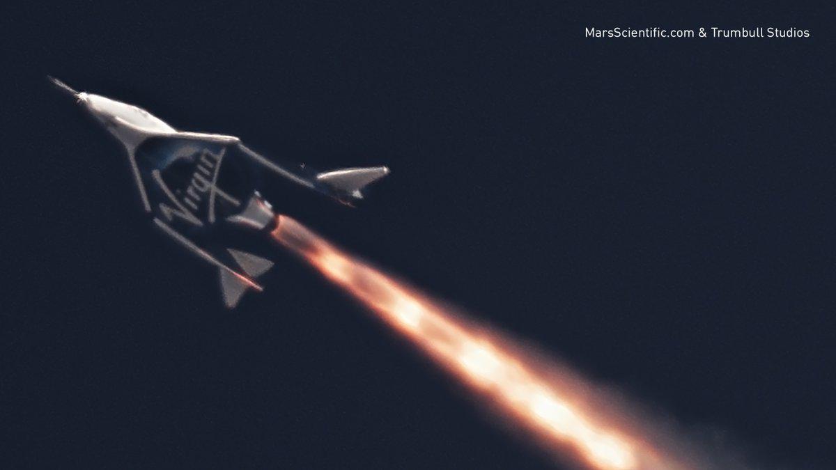 Новый космоплан Virgin Galactic совершил первый полет с включенным двигателем