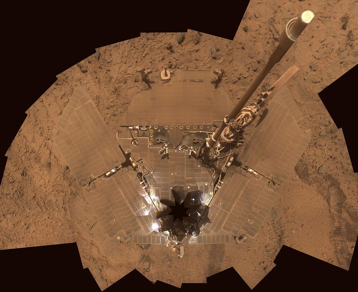 https://universemagazine.com/wp-content/uploads/2018/06/1200px-Mars_Spirit_rovers_solar_panels_covered_with_Dust_-_October_2007.jpg