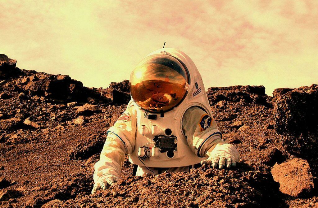 https://universemagazine.com/wp-content/uploads/2018/09/astronaut_working_on_mars-1024x672-1.jpg