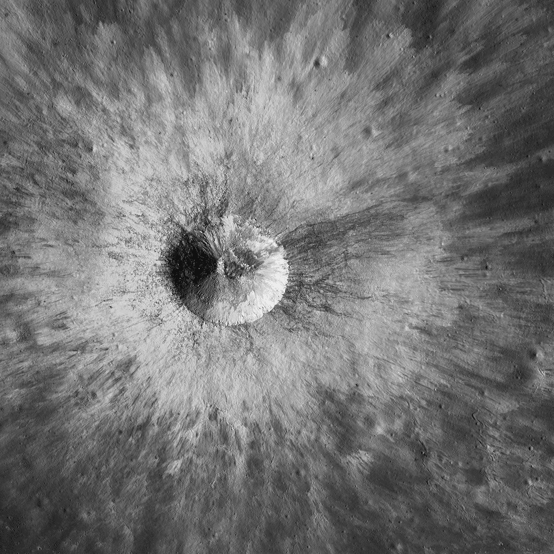 Самый большой лунный кратер