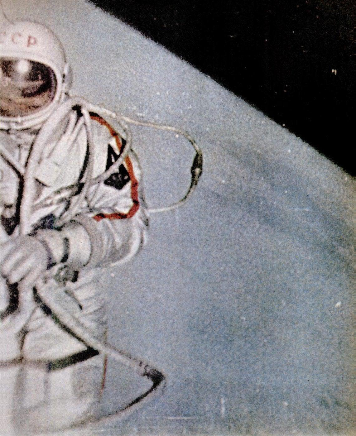 Первый мужчина в открытом космосе