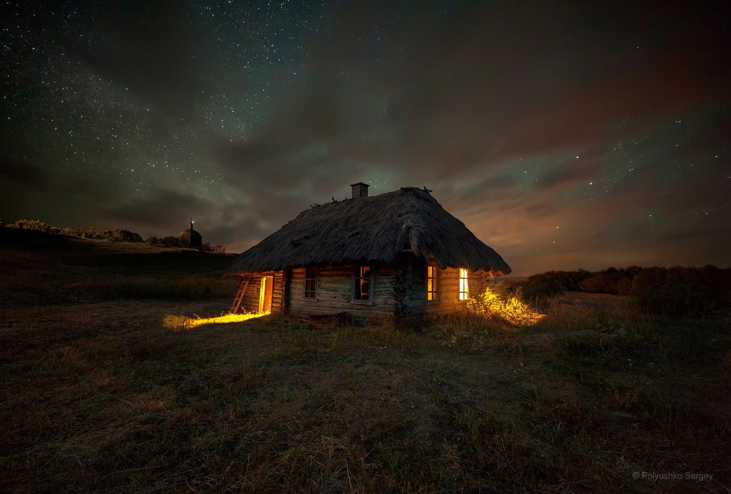 Хата фон. Деревенский дом ночью. Домик в деревне ночью. Ночь в деревне. Украинские пейзажи деревни.