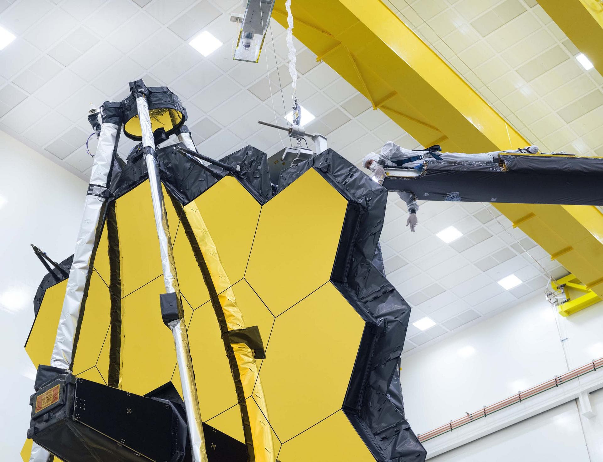 James Webb Telescope (James Webb Space Telescope) has become one step closer to space. Experts NASA and the company Northrop Grumman has successfully completed the final test to open the main mirror of the device, during which it was transferred to the working position. The next time the mirror JWST will be deployed in orbit.