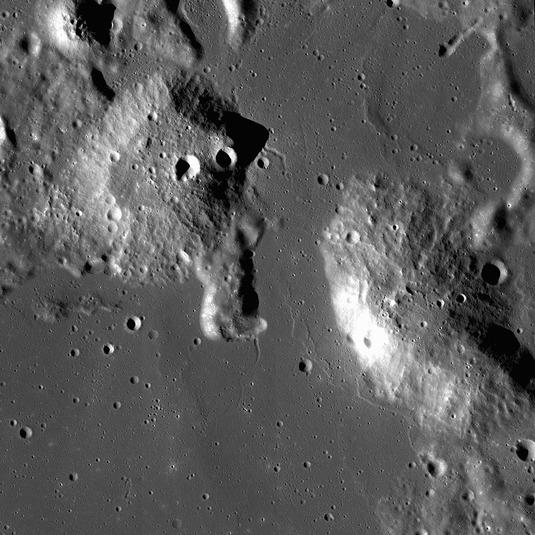 LRO  сфотографировал лунные вулканы