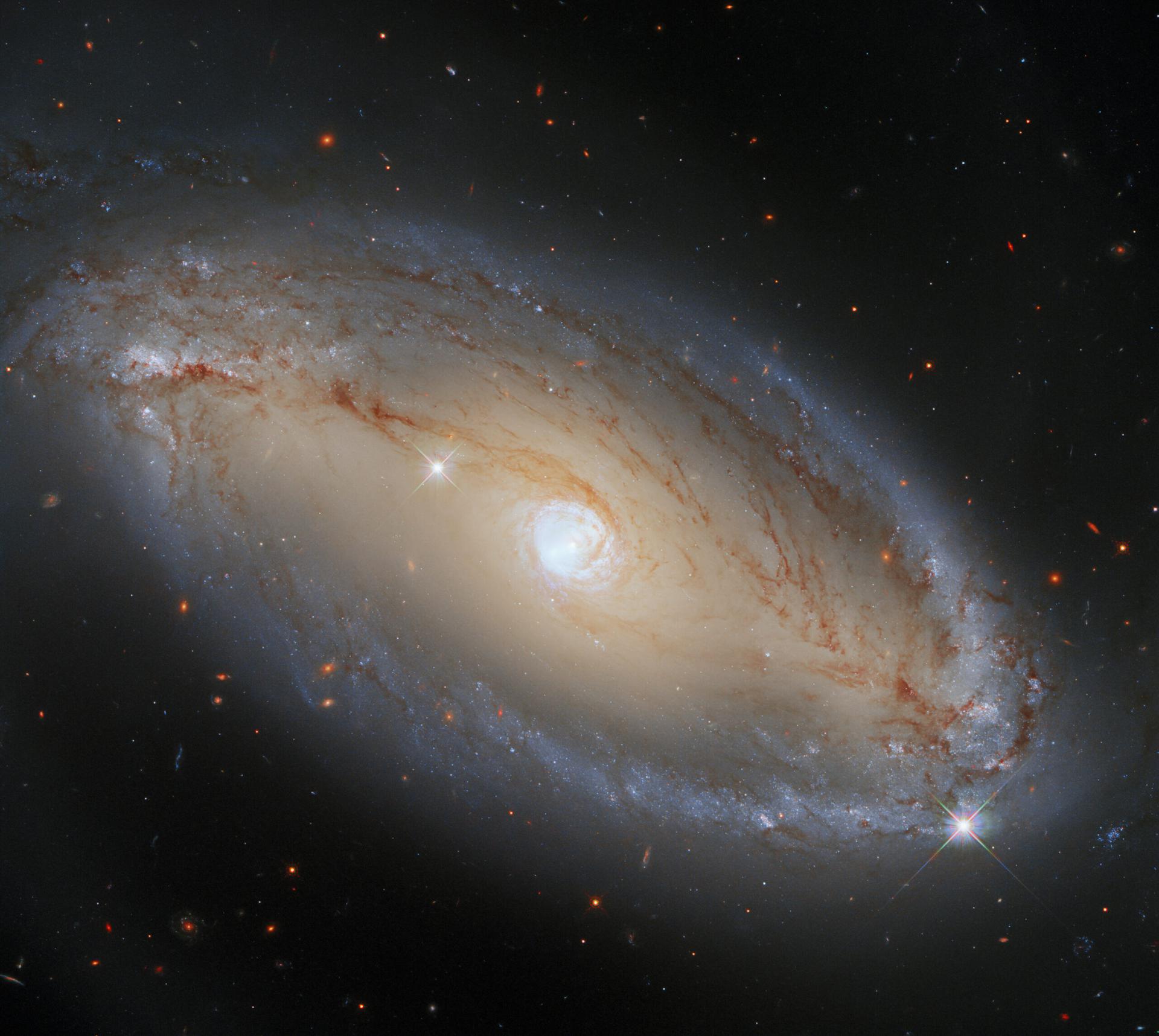 Hubble сфотографировал активную галактику NGC 5728