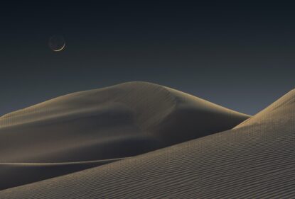 Луна над песчаными дюнами в национальном парке Долина Смерти