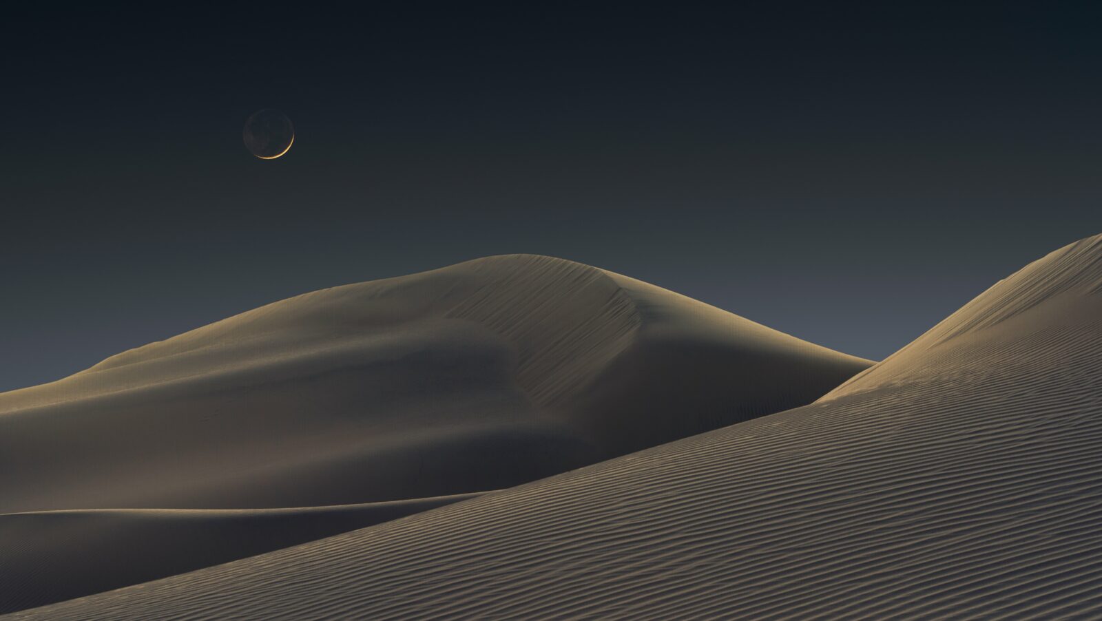 Місяць над піщаними дюнами в Національному парку Долина Смерті