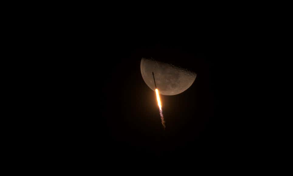 Ракета Falcon 9 на фоне Луны