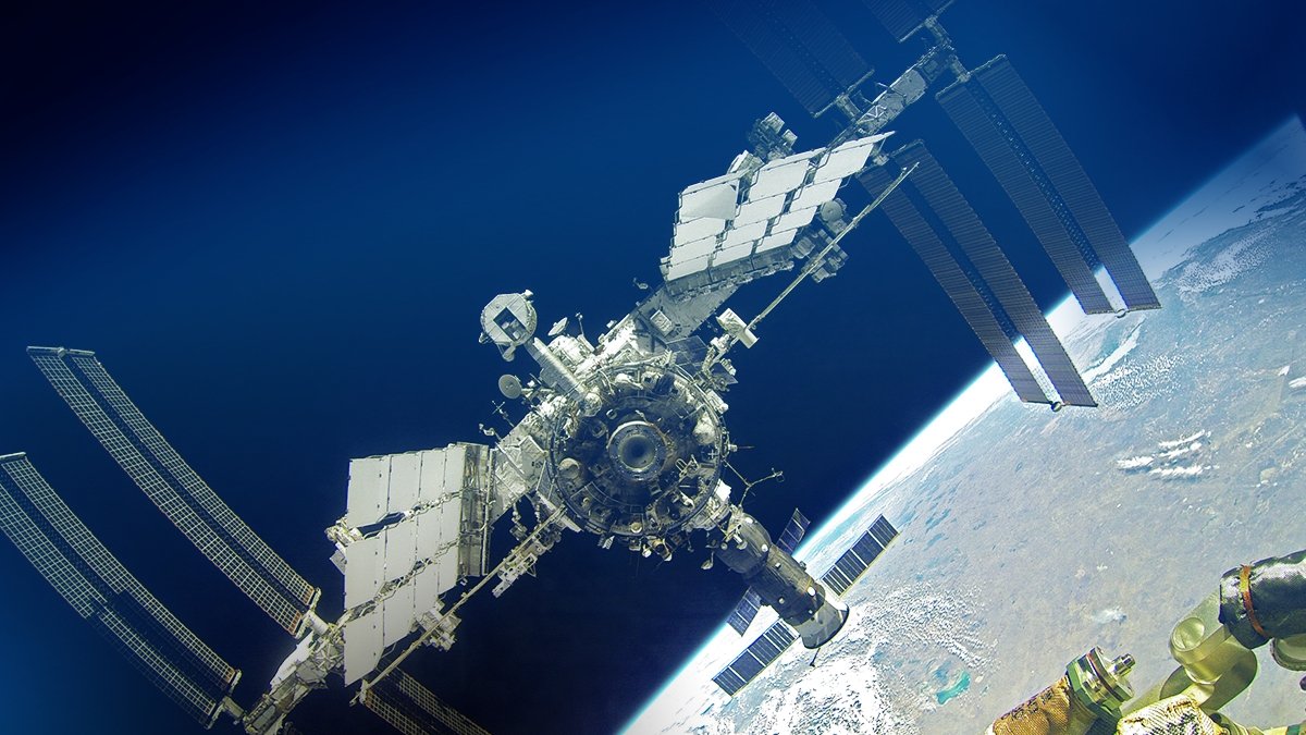 Маневр уклонения Международной космической станции