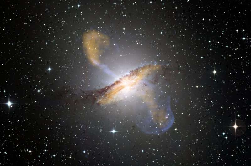 Вчені дослідили скупчення у галактиці Центавр А та дізналися про її минуле