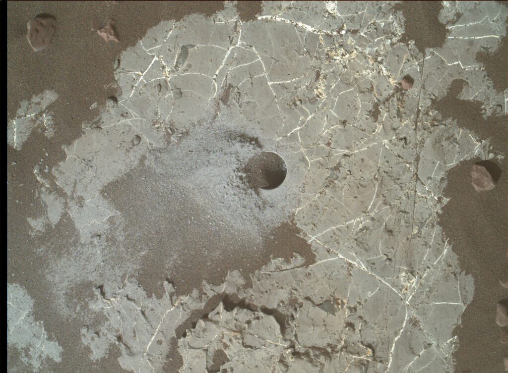 Скважина вблизи кратера Гейла, из которой были извлечены образцы, содержащие углерод
