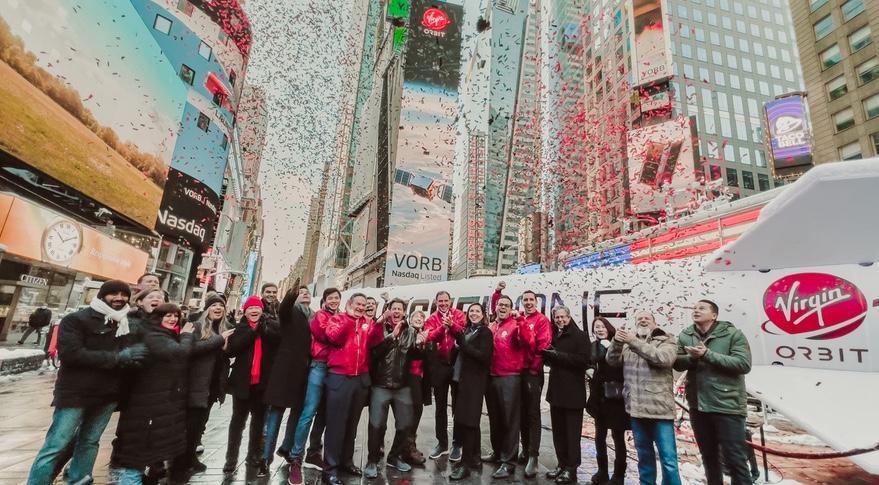 Співчробітники Virgin Orbit святкують випуск на ринок акцій своєї компанії