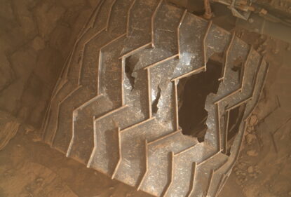 Изношенное колесо марсохода Curiosity