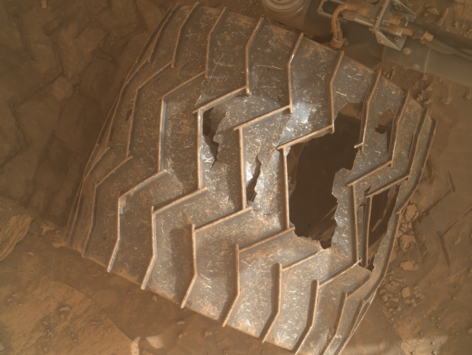 Изношенное колесо марсохода Curiosity