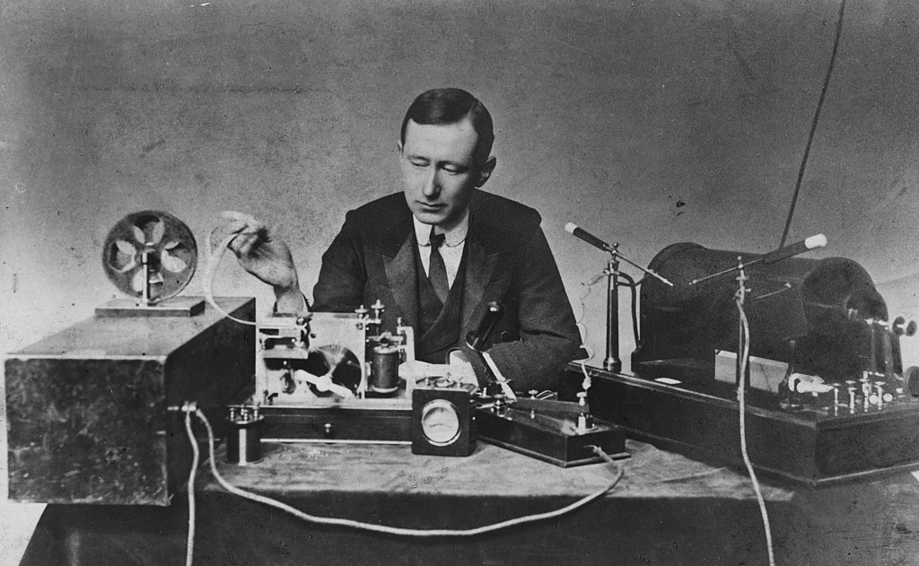 Гульермо Маркони демонстрирует один из первых радиопередатчиков