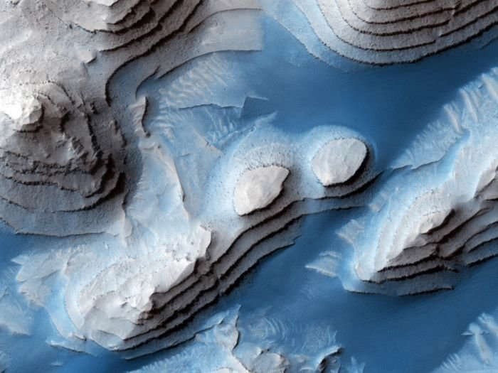 Разломы на поверхности в кратере Дэниелсона