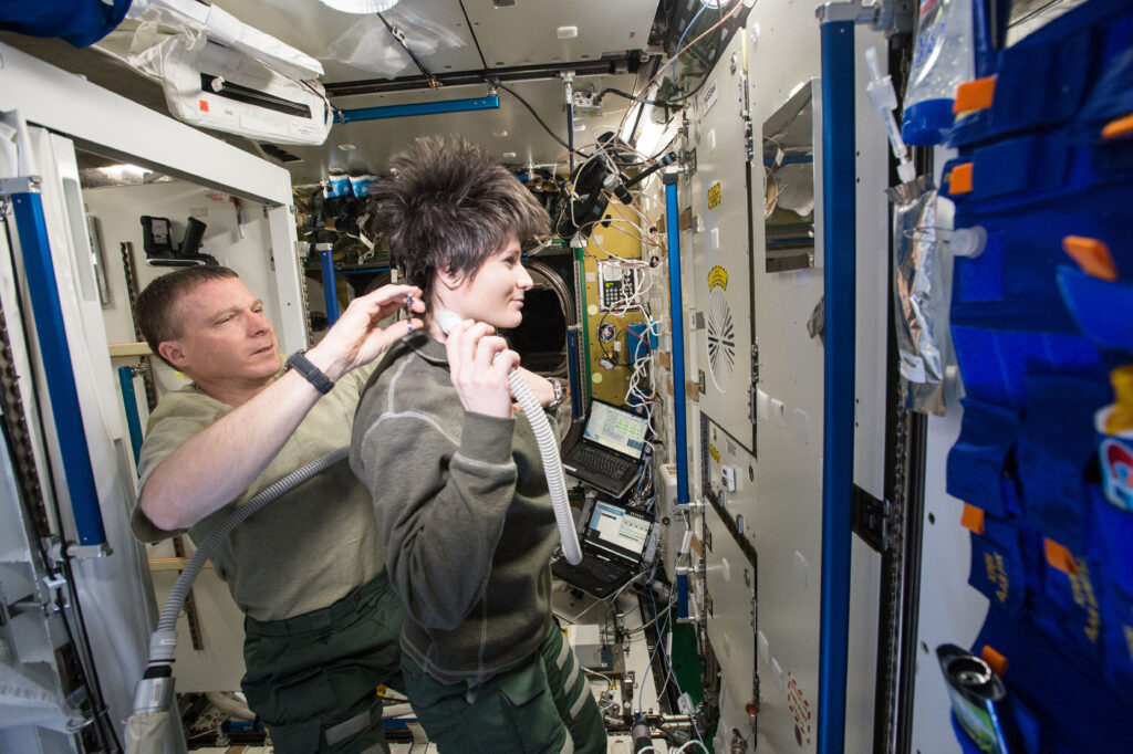 http://universemagazine.com/wp-content/uploads/2022/03/iss-43_samantha_cristoforetti_and_terry_virts_in_the_tranquility_module_during_haircut.jpg