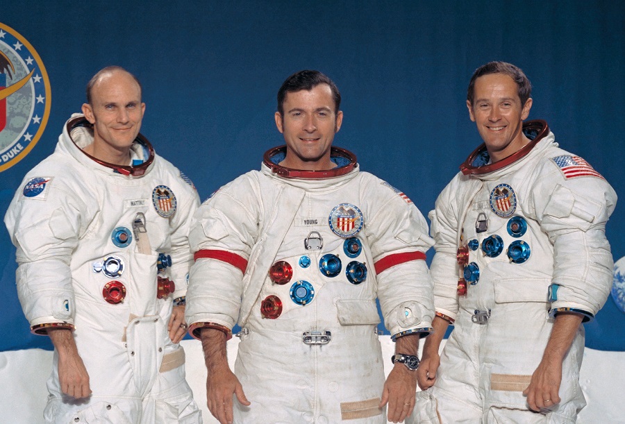 Джон Янг (у центрі) з двома іншими членами екіпажу Apollo-16