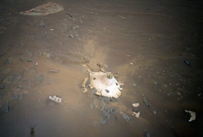 Розбитий захисний кожух із парашутом на поверхні Марсу