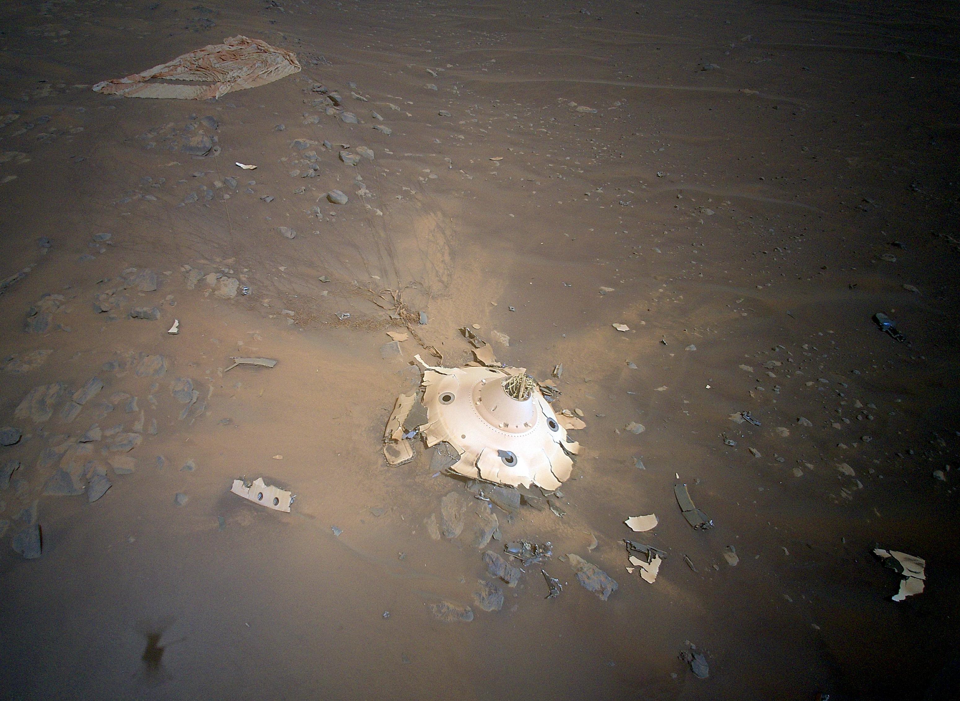 Розбитий захисний кожух із парашутом на поверхні Марсу