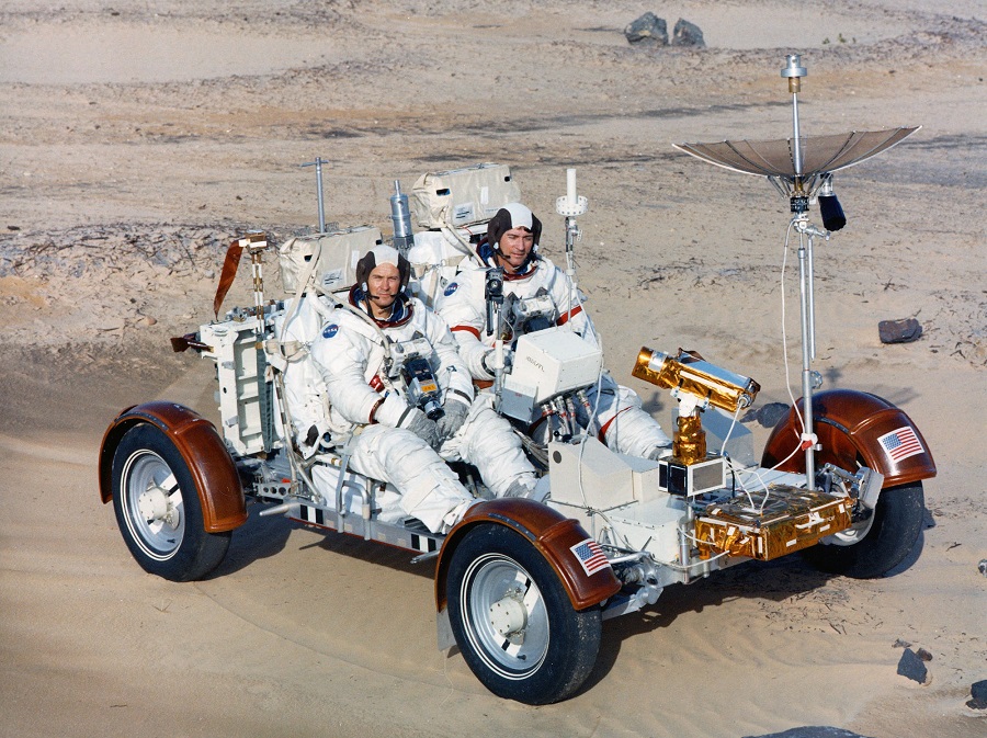 Янг и Дьюк во время тренировки в вождении лунного багги