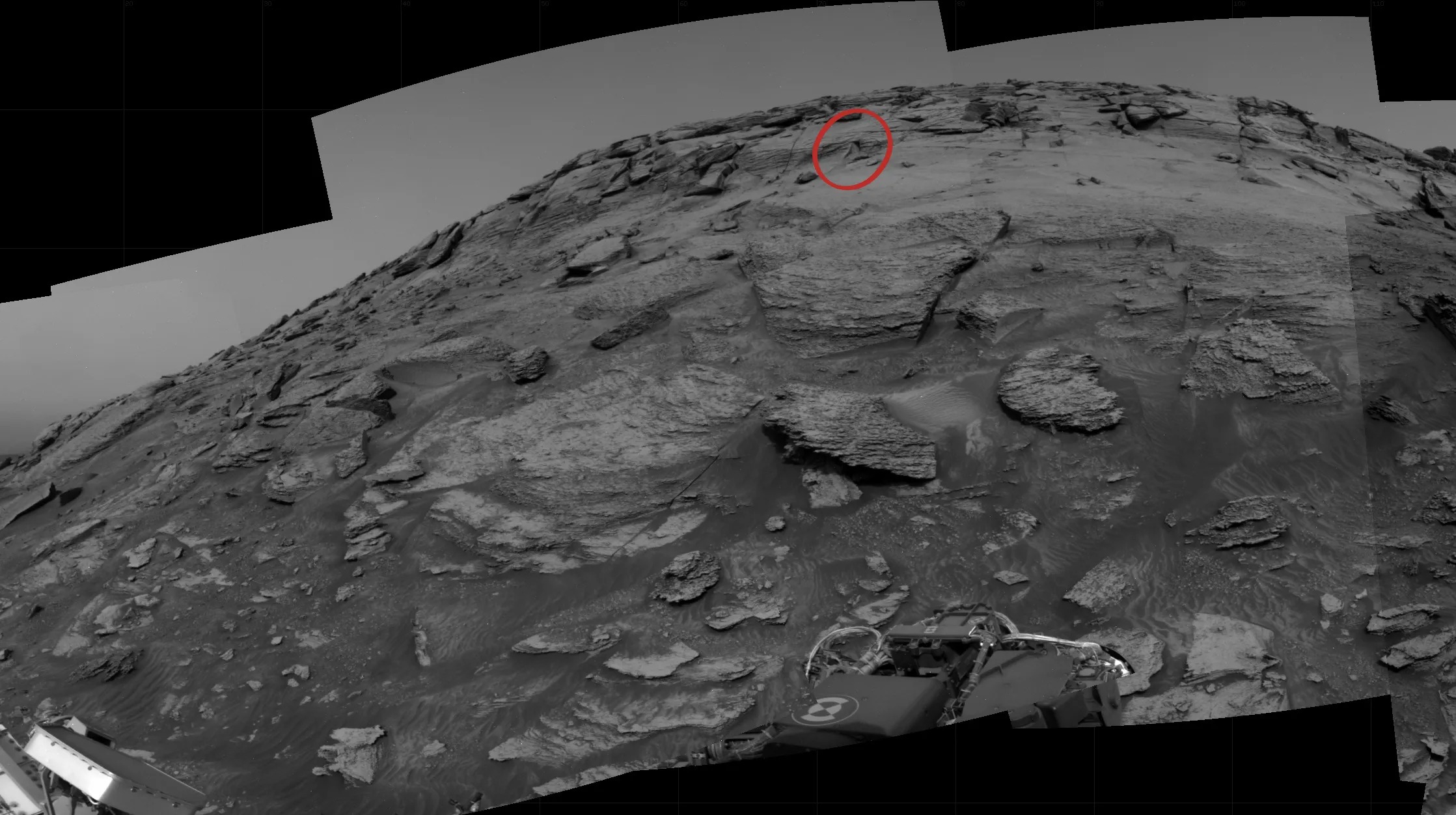«Дверное отверстие» в скале на Марсе