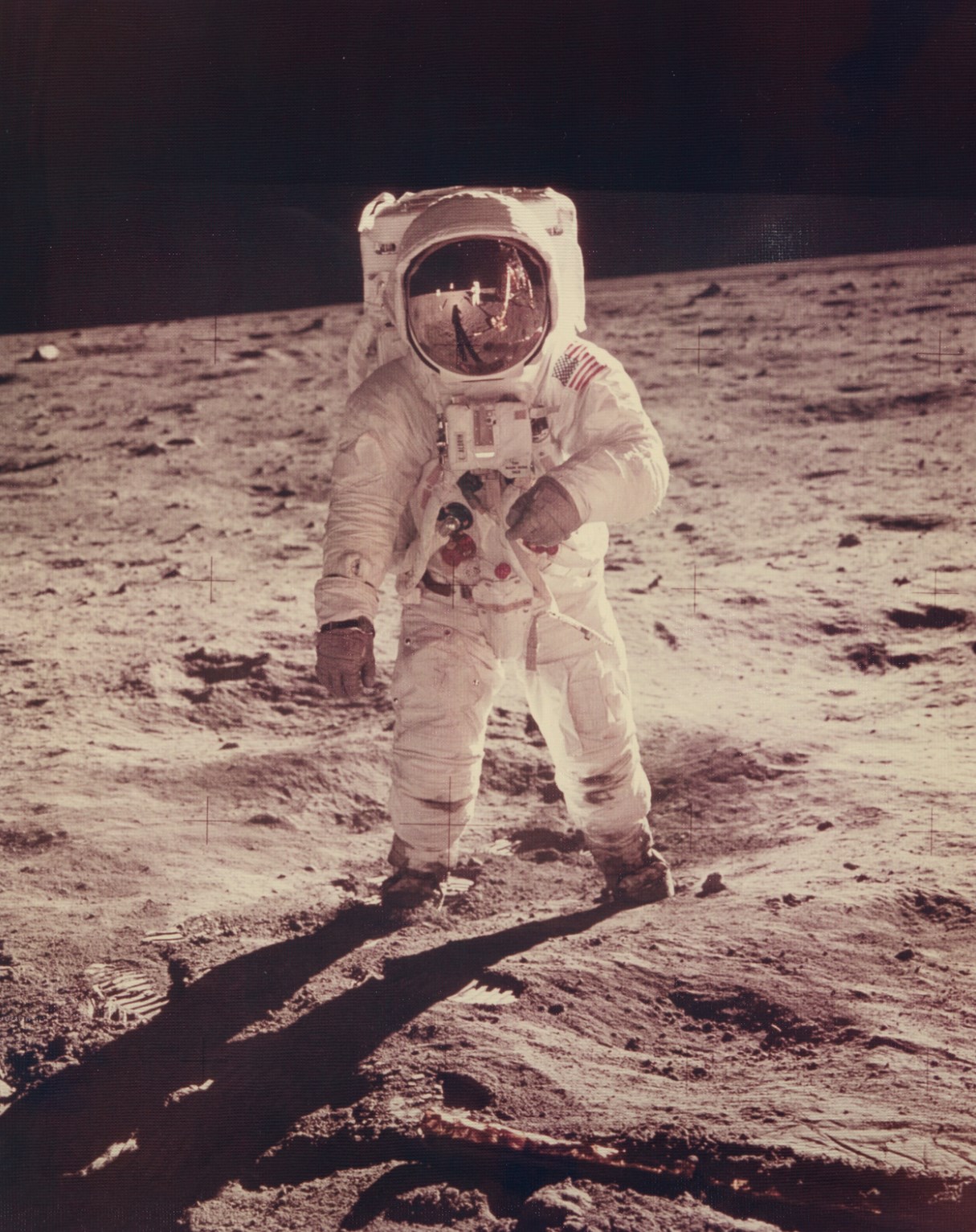 Позолочений візор Базза Олдріна відзеркалює фотографа Ніла Армстронга та місячний модуль «Орел»