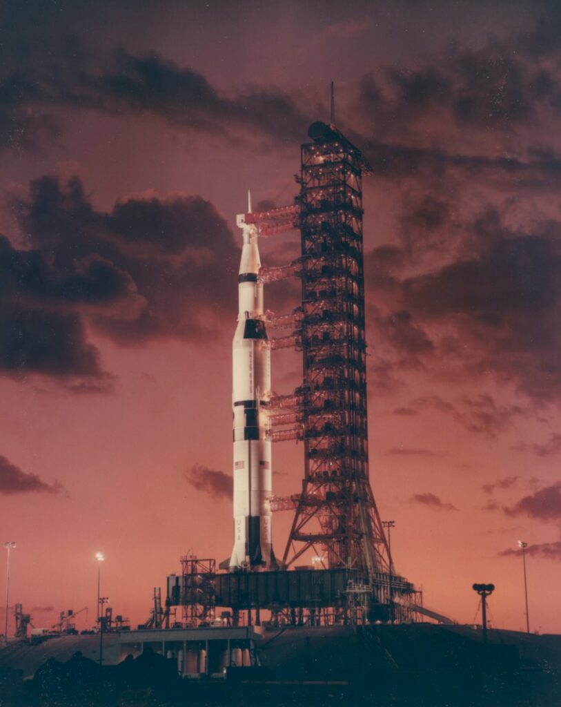 Первая ракета Saturn V на фоне заката 1967 года