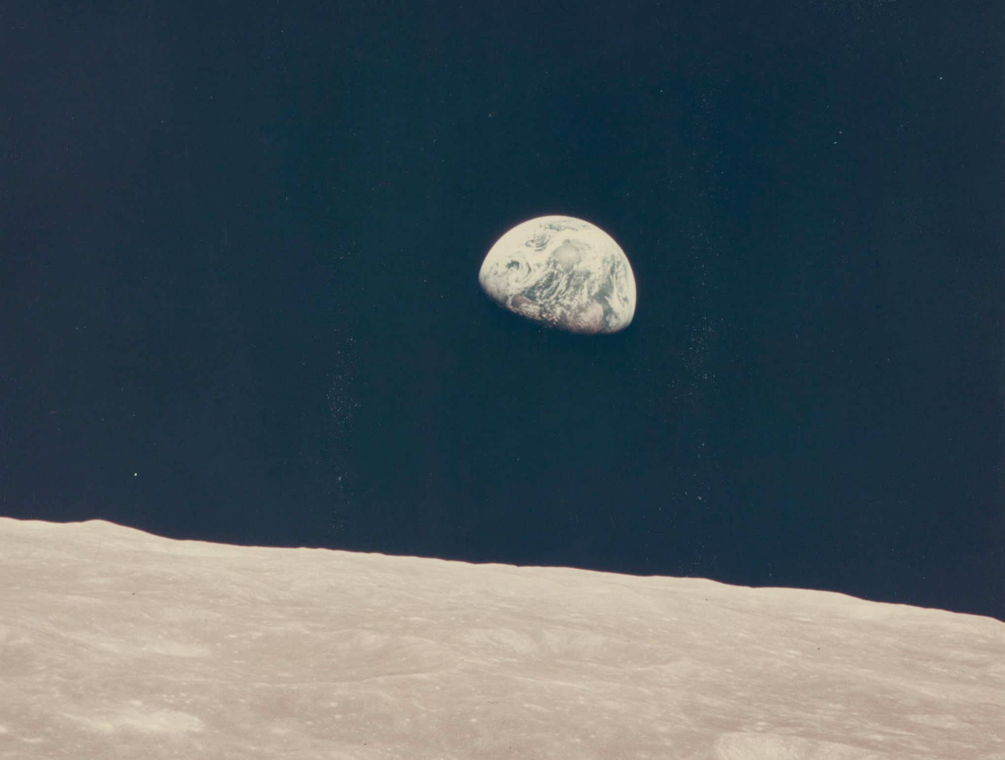Первая цветная фотография Земли с орбиты Луны