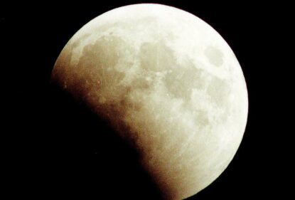 Місячне затемнення 16 травня: що буде видно в Україні