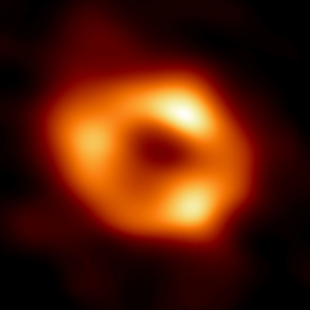 Астрономы сфотографировали черную дыру в центре Млечного Пути