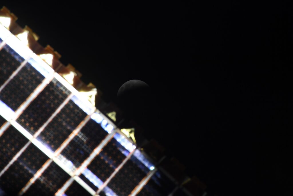 Частичное лунное затмение 16 мая 2022 с борта МКС