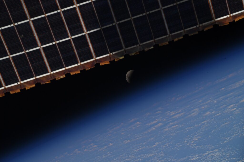 Частичное лунное затмение 16 мая 2022 с борта МКС