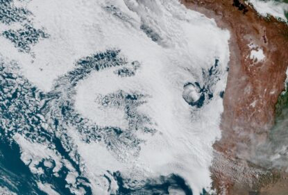 Спутник NOAA GOES-East заметил гигантскую букву G в облаках у побережья Чили