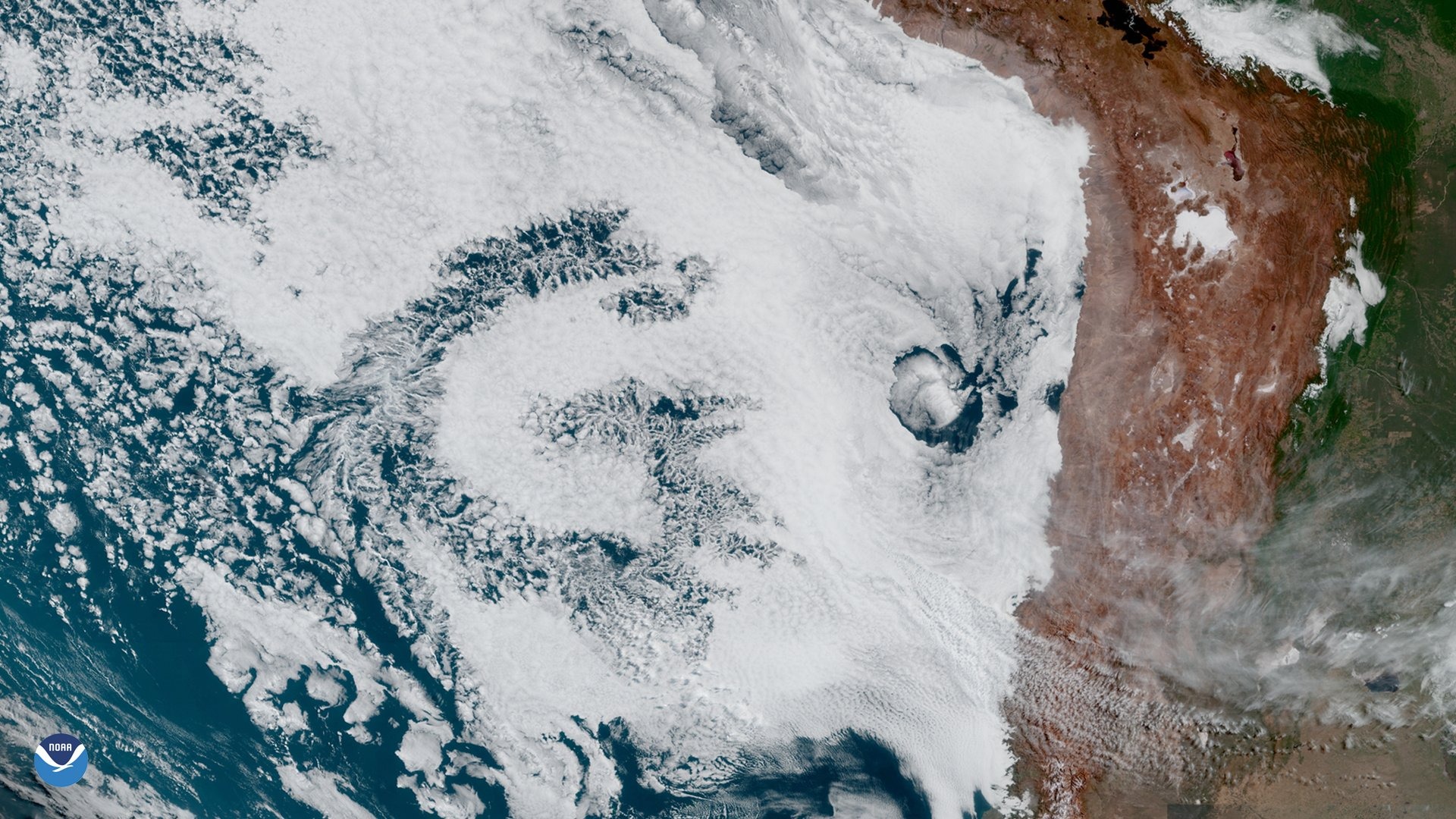 Спутник NOAA GOES-East заметил гигантскую букву G в облаках у побережья Чили