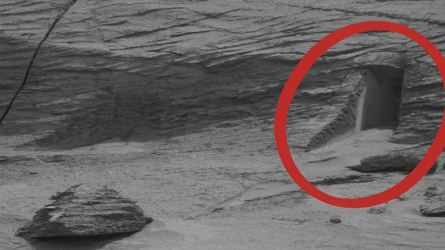 «Дверний отвір» у скелі на Марсі 