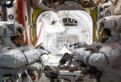 Невербальное общение при выходе космонавтов в открытый космос
