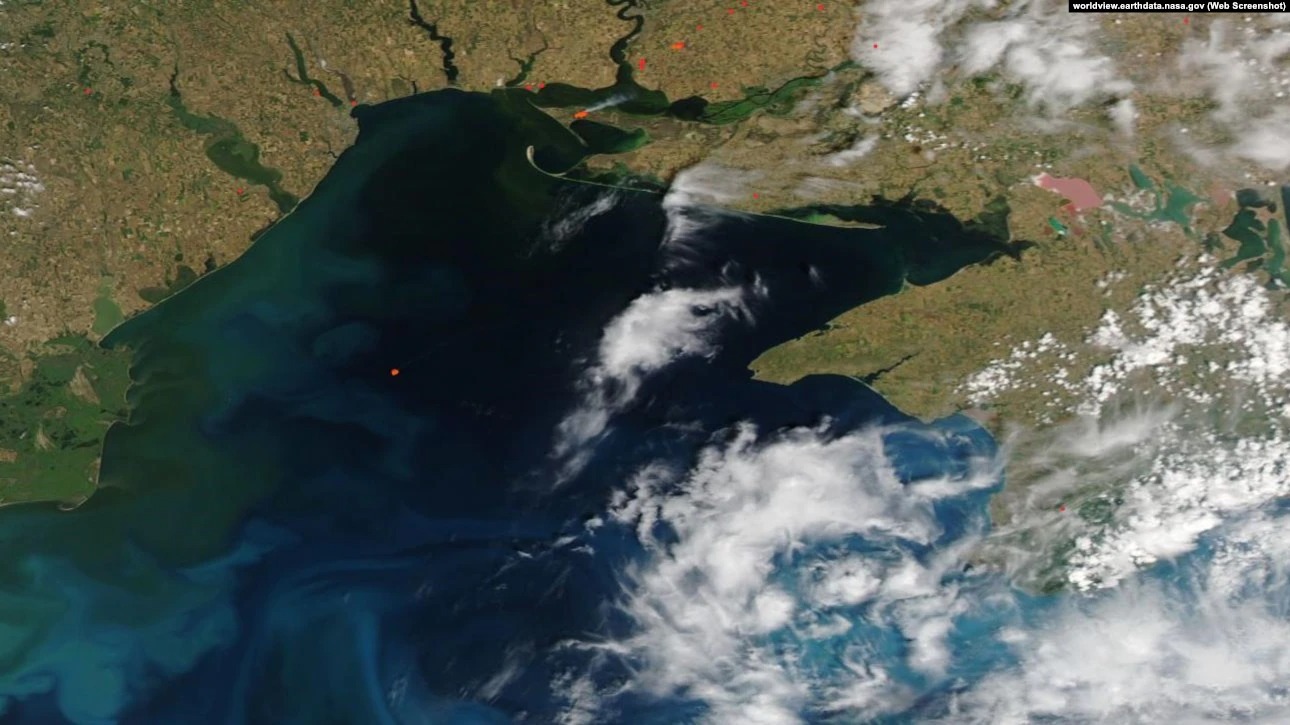 Спутниковый снимок акватории Черного моря, на котором виден пожар на буровых платформах