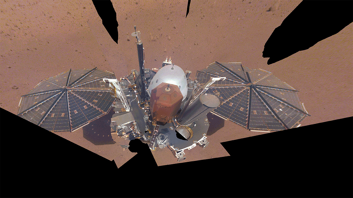 Сравнение запыленности корпуса InSight за четыре года на Марсе