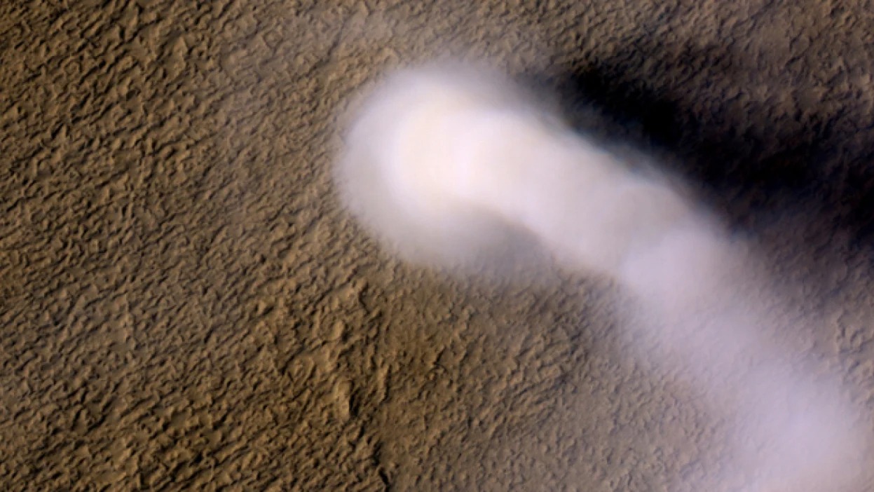Вид с орбиты на огромный пылевой вихрь на Марсе
