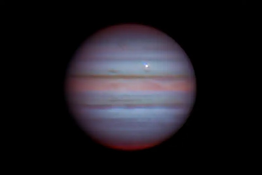 Цветное изображение вспышки на Юпитере