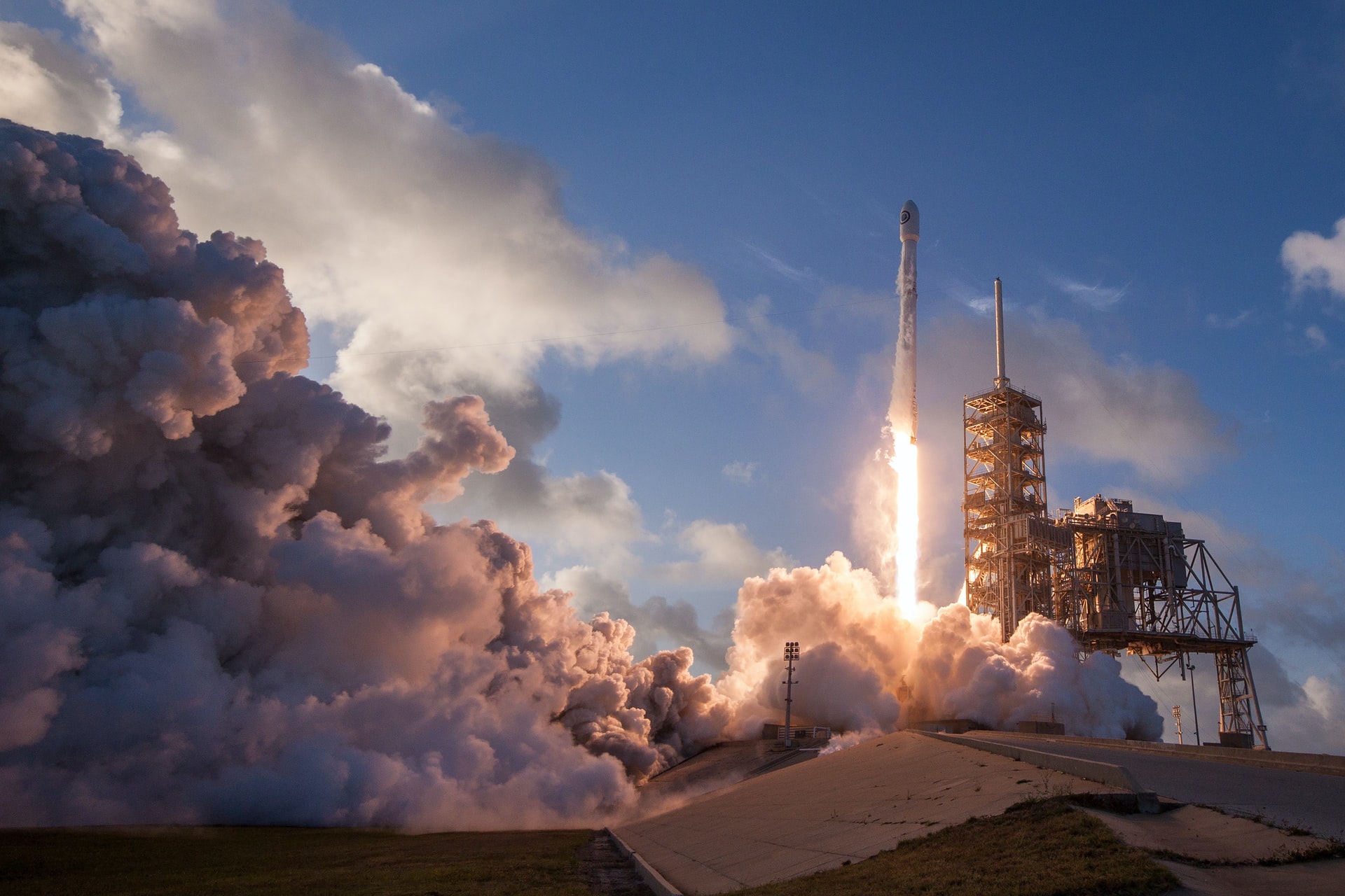 Запуск ракеты-носителя SpaceX Falcon 9