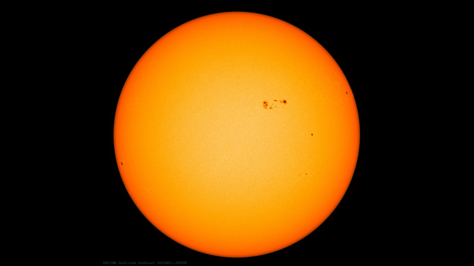 Наибольшее солнечное пятно на этом фото превышает размер Землю