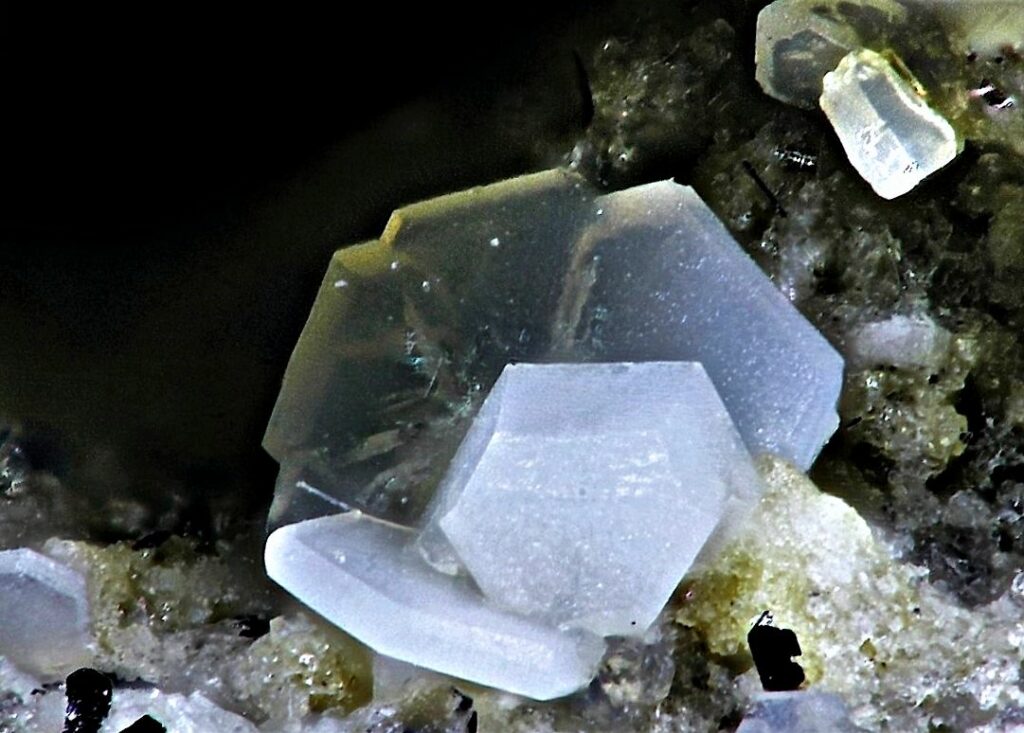 Редкие кристаллы тридимита 