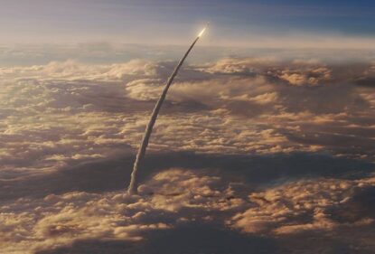 Політ ракети над хмарами