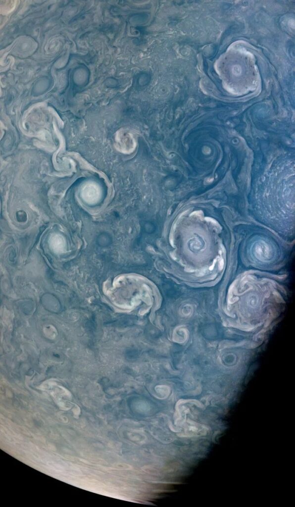 Фото штормів біля північного полюсу Юпітера