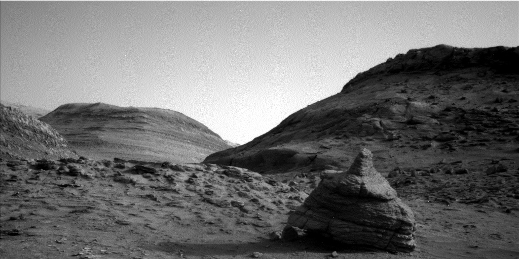 Валун на Марсе с интересной формой