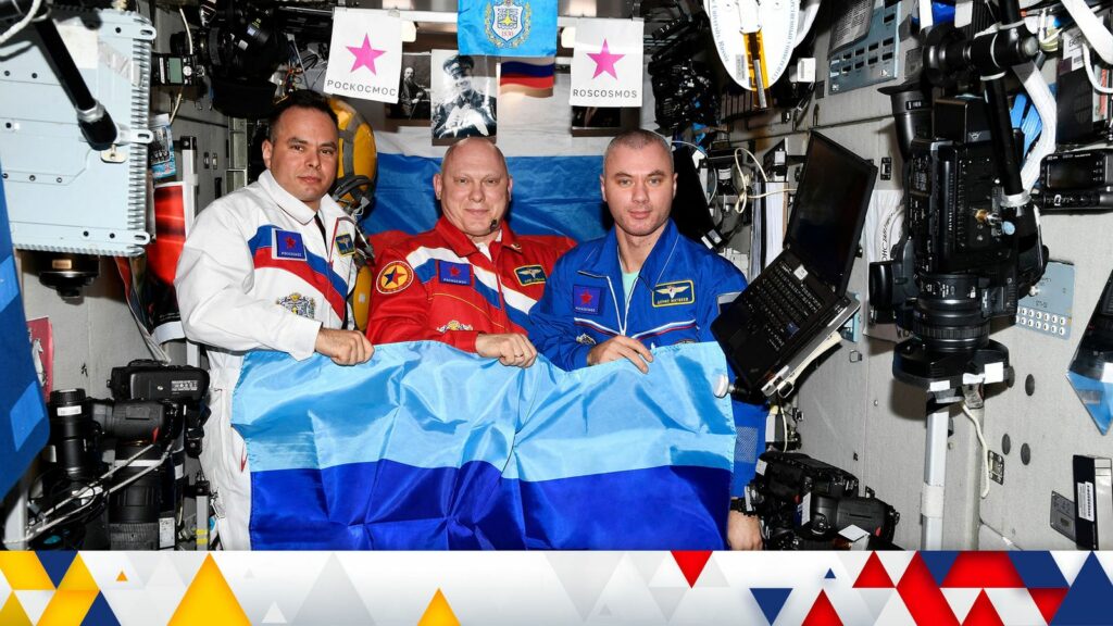 Россияне развернули на мкс флаги «лугандона»