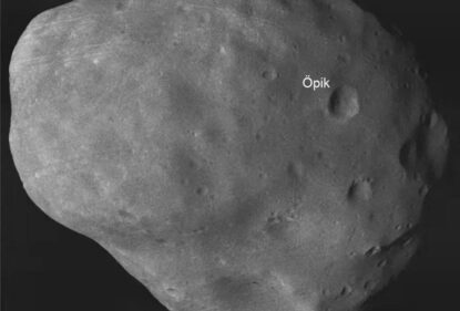 на Фобосе можно рассмотреть кратер Опик